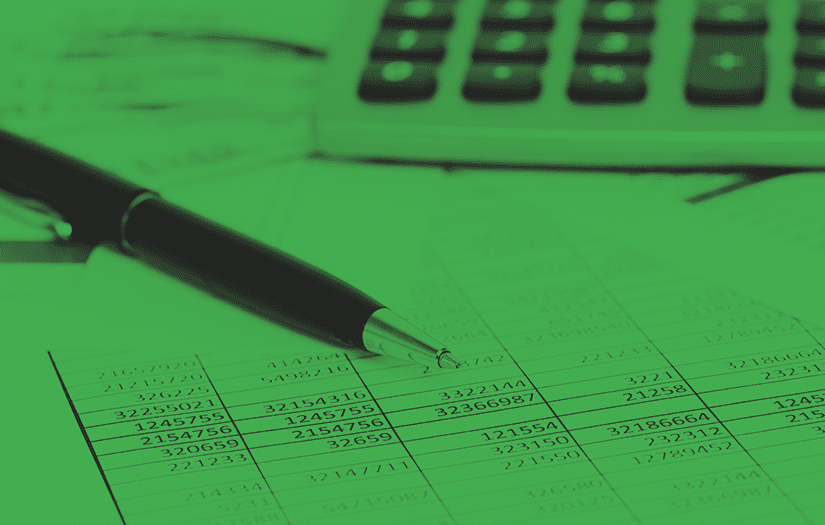 Uma calculadora, uma caneta e um documento com contas