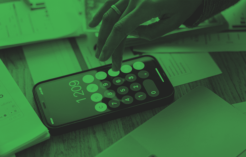 Pessoa fazendo contas em uma calculadora de celular