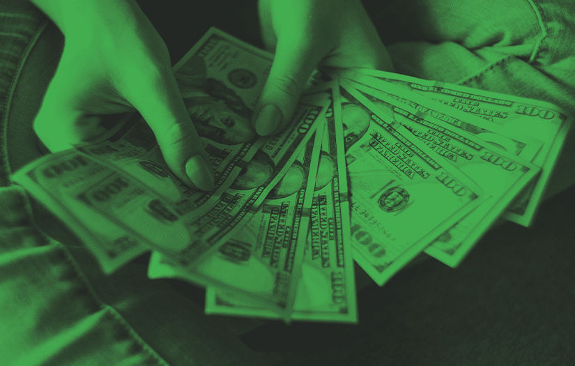 Uma pessoa segurando algumas notas de dólar