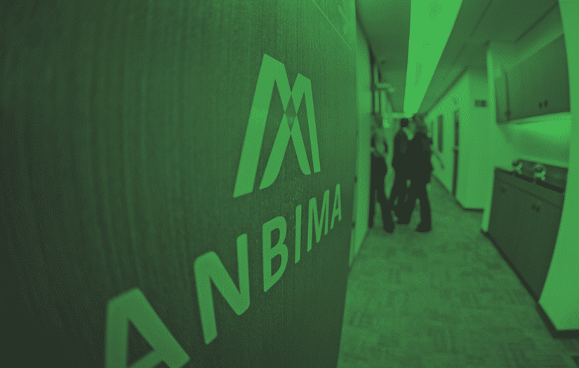 Logo da Anbima (Associação Brasileira das Entidades dos Mercados Financeiro e de Capitais) estampado em uma porta