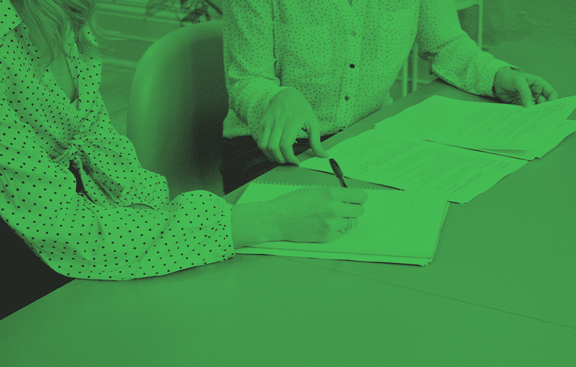 Mulheres assinando um contrato de mutuo
