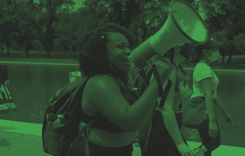 Uma mulher com um megafone em um protesto