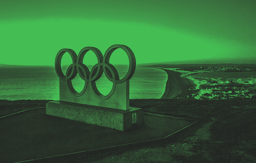 escultura de anéis olímpicos em uma montanha