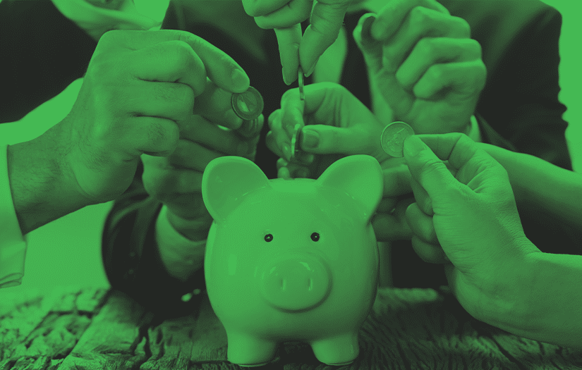 Grupo de pessoas colocando moedas em um cofrinho em forma de porco