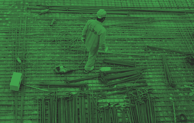 trabalhador da construção civil em cima de laje de ferro